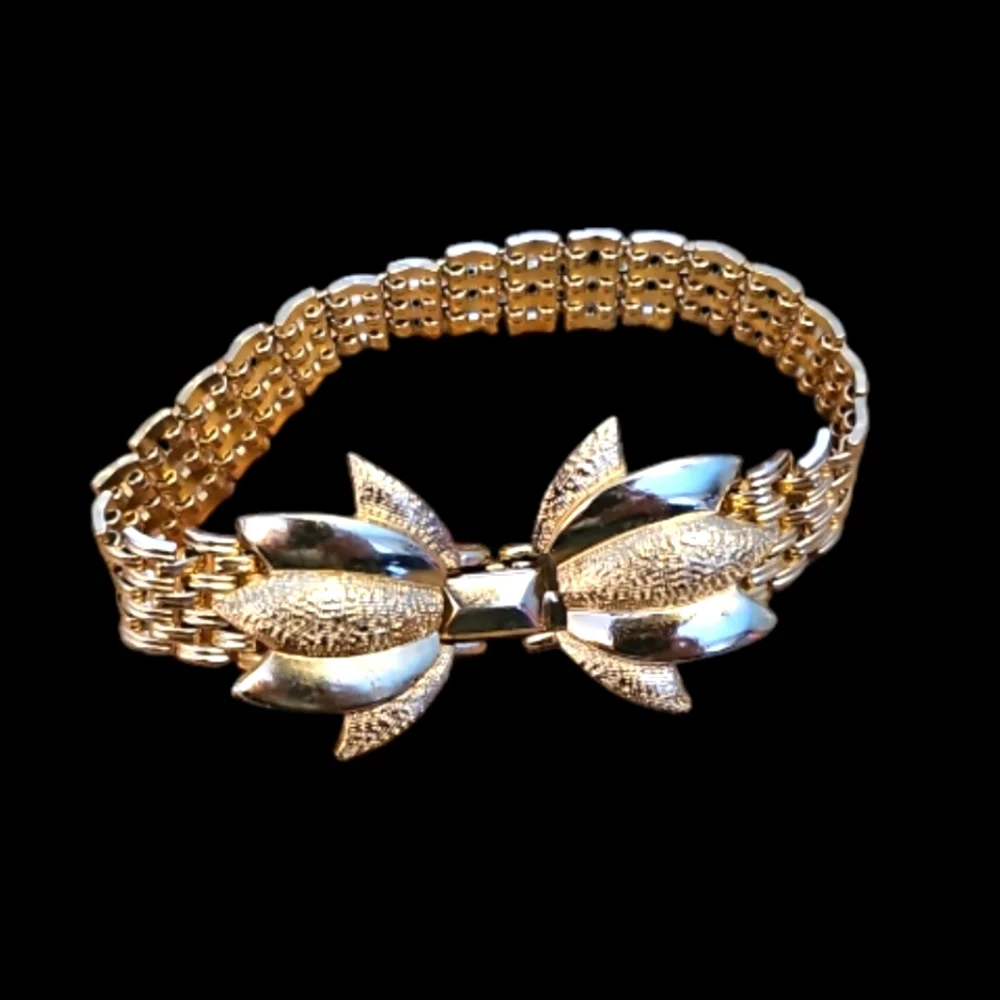 Rare Find,1960,Vintage & Charming Gold Tone Bracelet Basket Wave